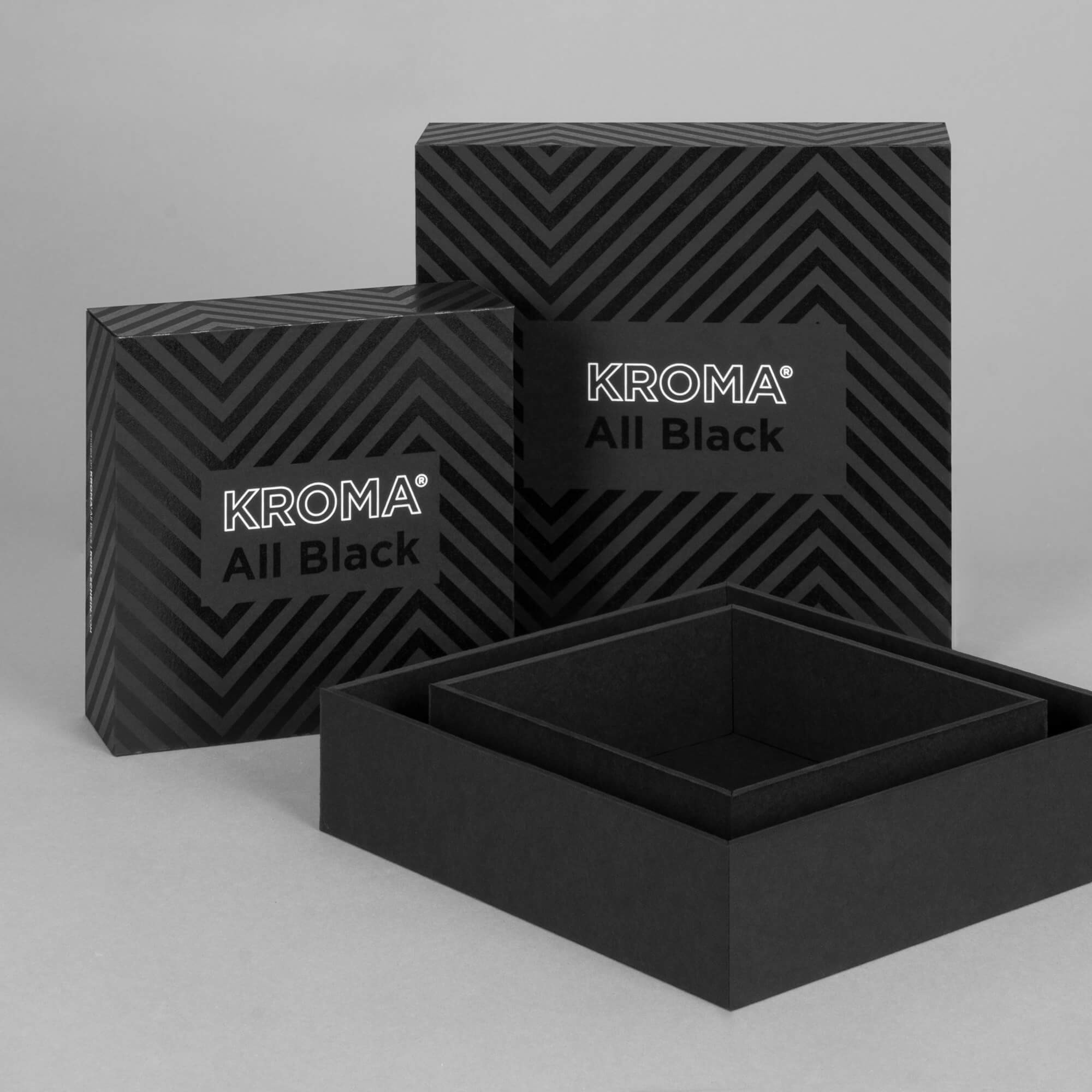 KROMA All Black Displaykarton Anwendungsbeispiel Schachteln